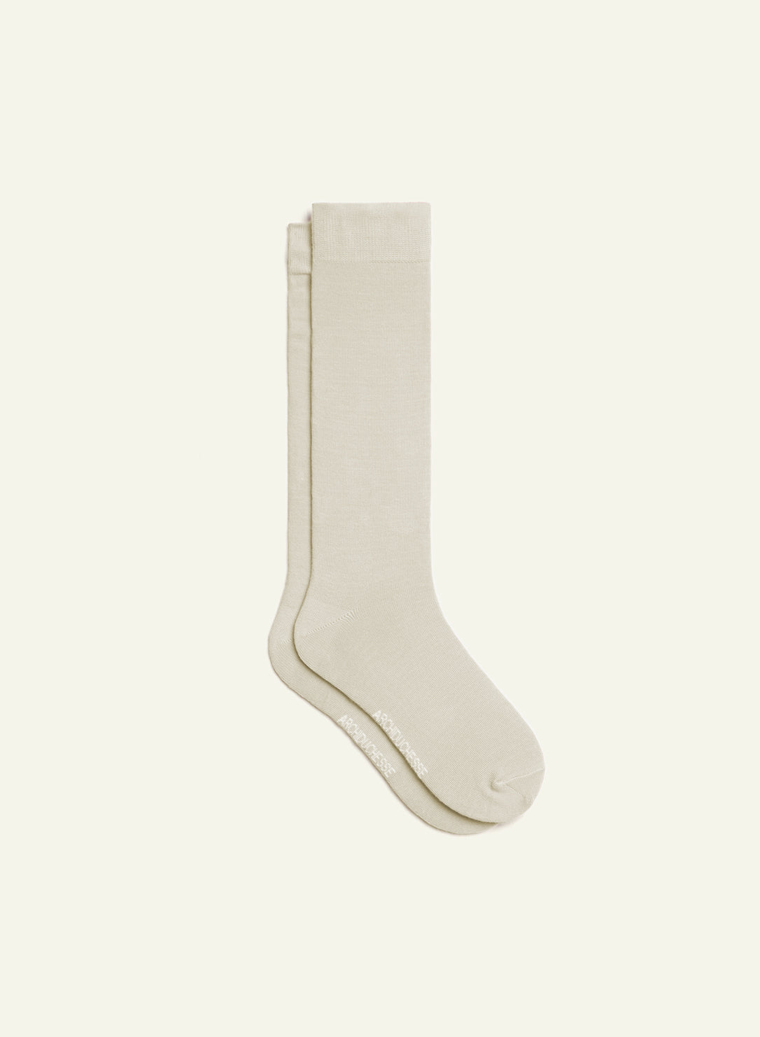 archiduchesse-de-ville-beige-bout-ficelle-chaussettes-mi-mollet image 2