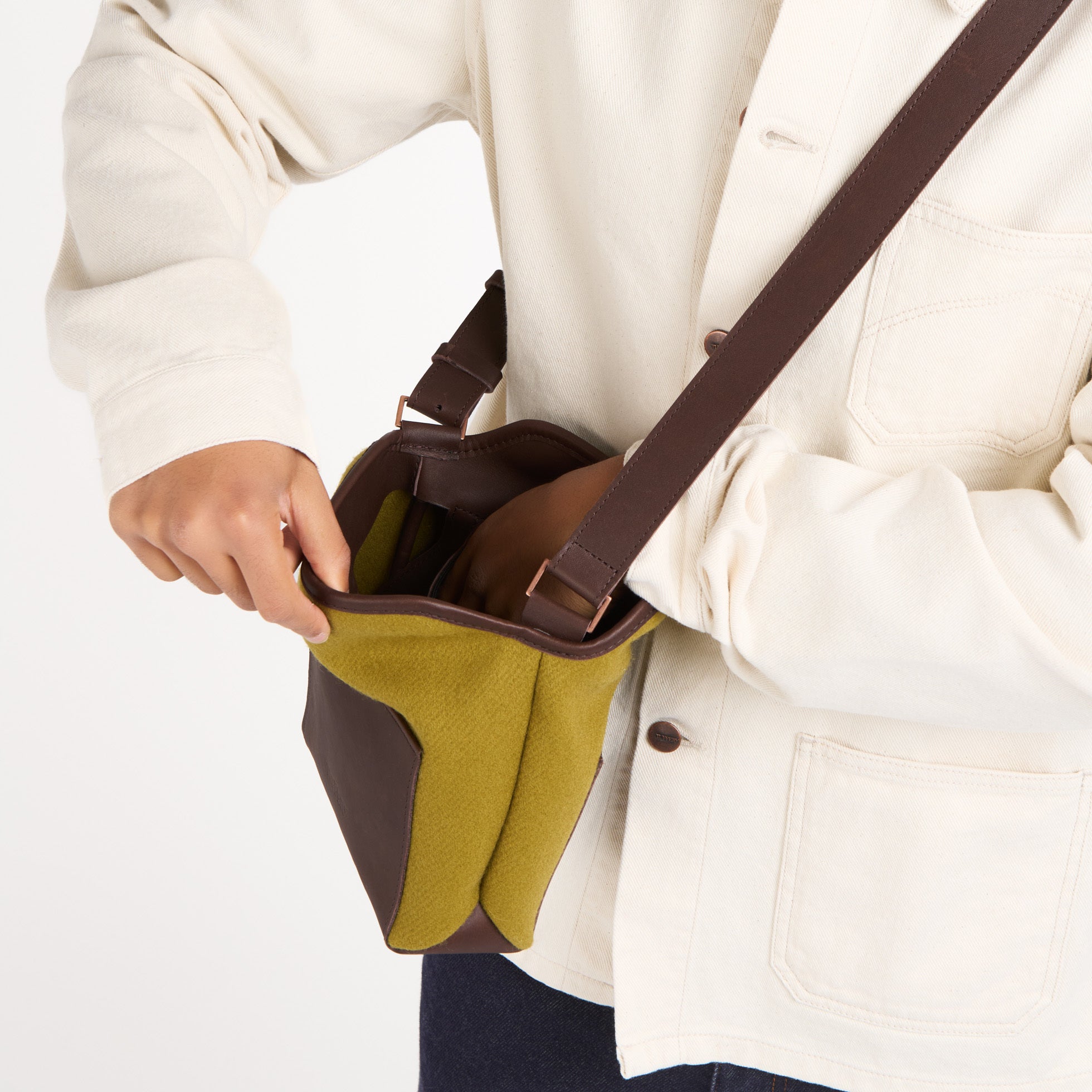atelier-tuffery-sac-bandouli-re-olive-laine-fran-aise-et-cuir image 6