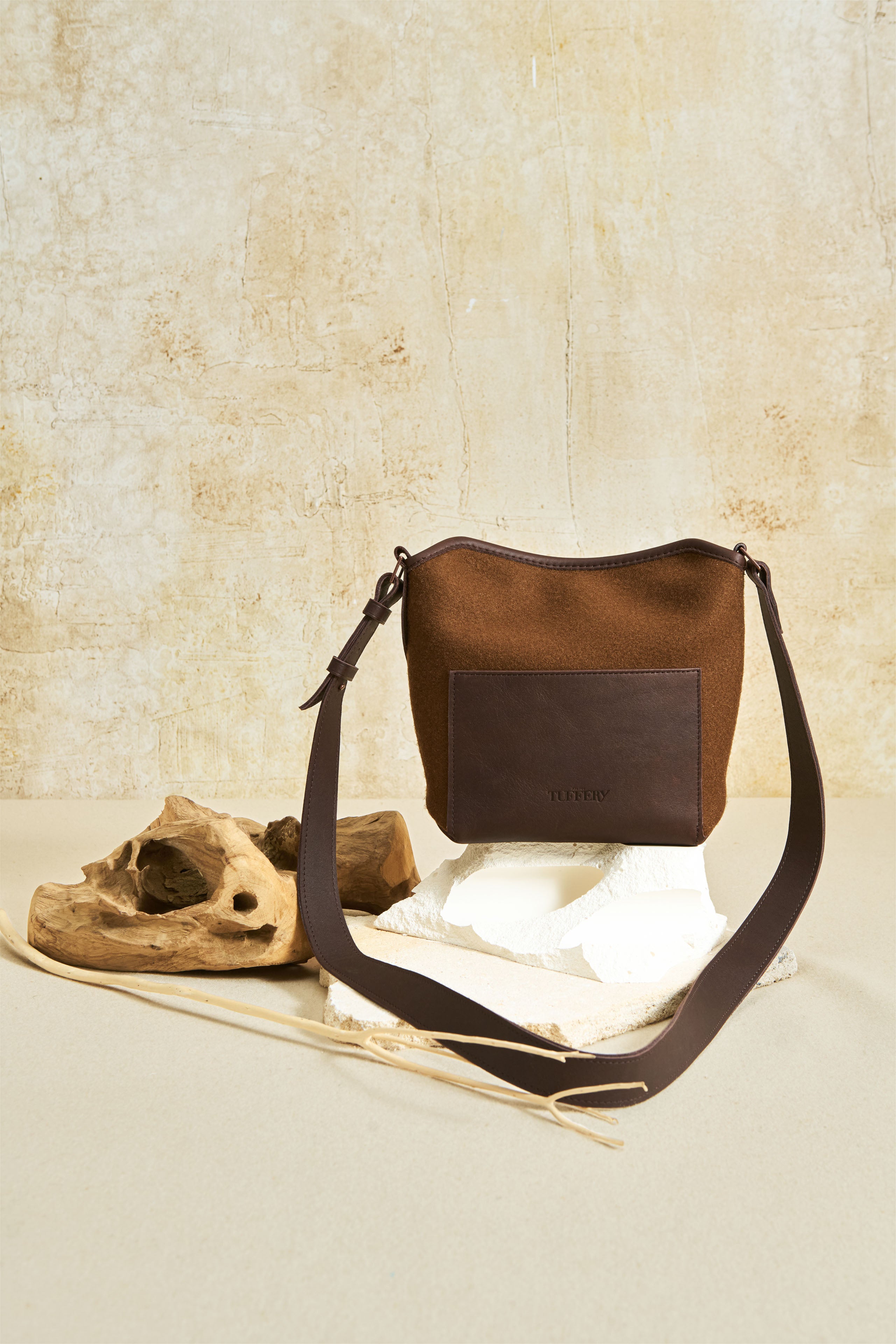 atelier-tuffery-sac-bandouli-re-chocolat-cuir-pleine-fleur-laine-fran-aise image 2