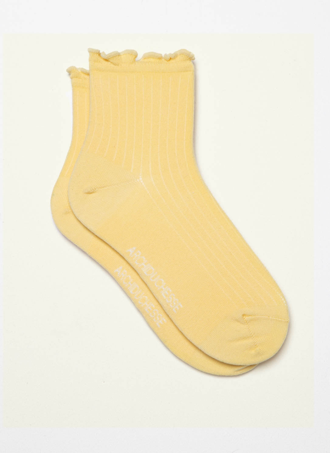 archiduchesse-collerettes-bouton-d-or-chaussettes-courtes-jaunes image 2