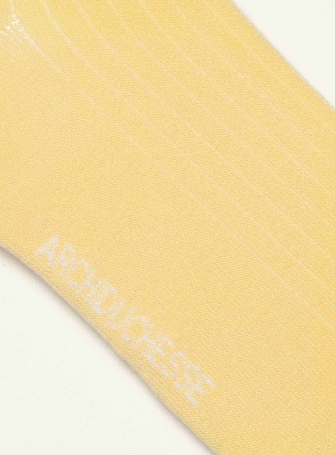 archiduchesse-collerettes-bouton-d-or-chaussettes-courtes-jaunes image 4